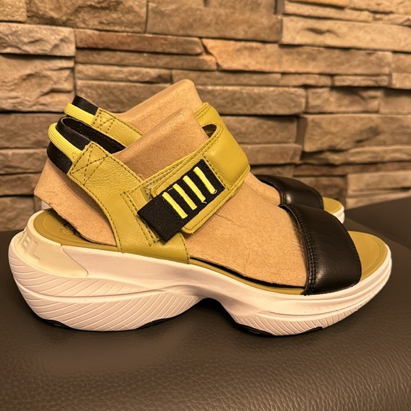 Sorel Women's Explorer Blitz Stride Sandal Olive Shade & Black - Picture 7 of 10